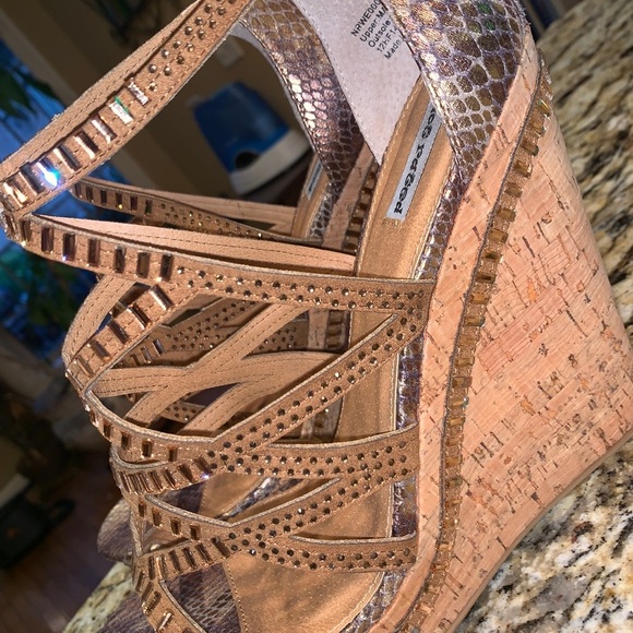 NWB Not Rated Metallic Gold Wedge Sandals - Picture 10 of 15